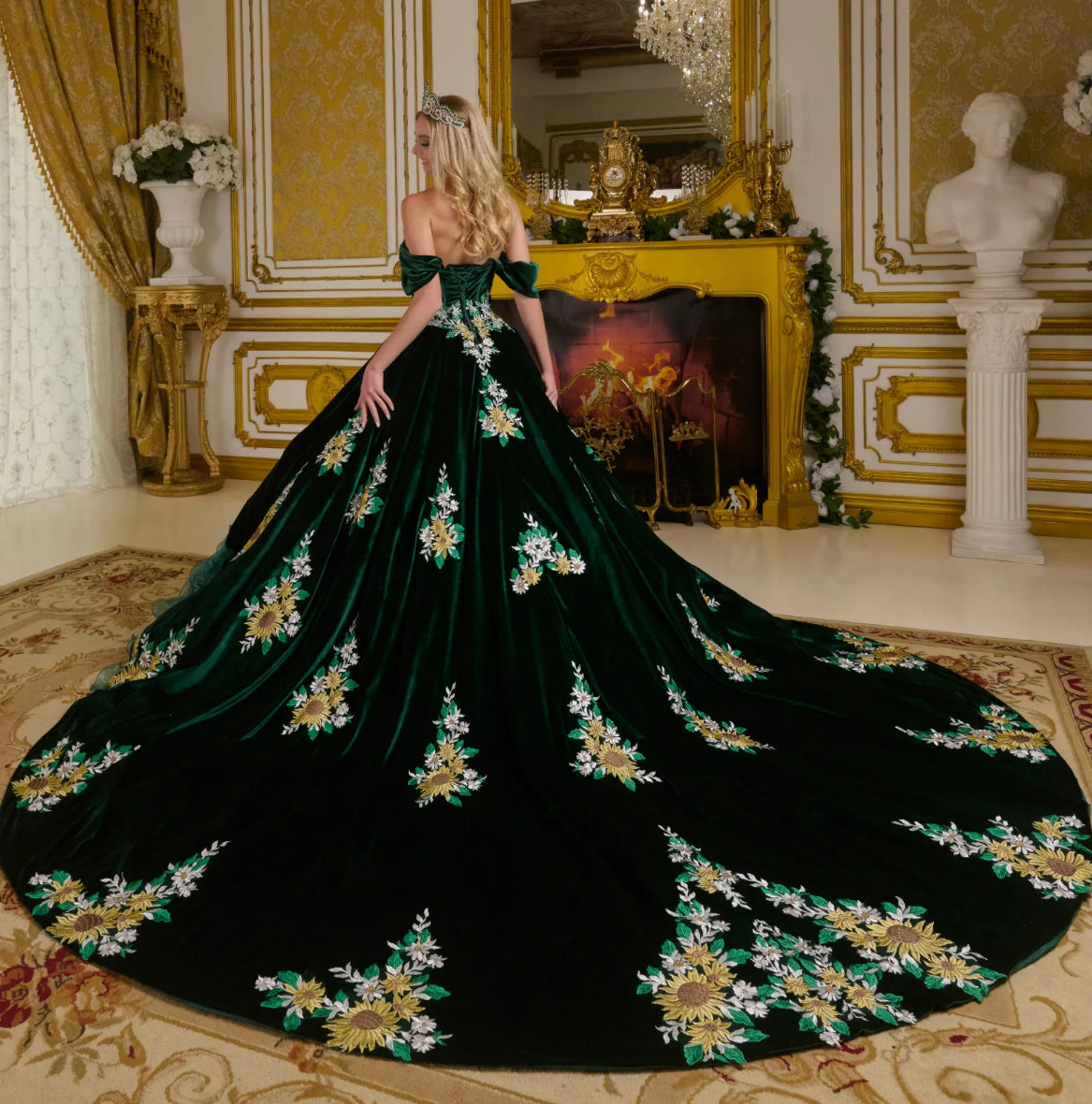 This ball gown features a luxurious combination of velvet and organza. Gl3637 BY ELIZABETH K
