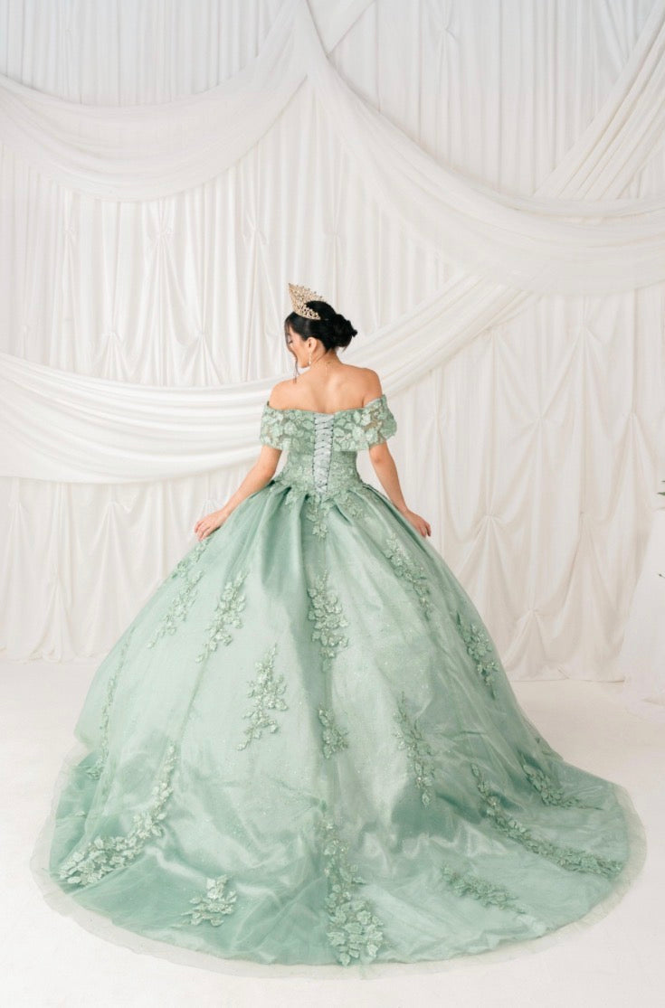 This dress is perfect for your unforgettable moment. A dress off the shoulder with a touch of ruffle on the top. 8045J BY CINDERELLA COUTURE.