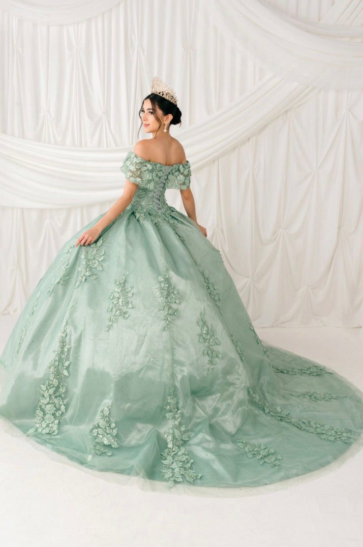This dress is perfect for your unforgettable moment. A dress off the shoulder with a touch of ruffle on the top. 8045J BY CINDERELLA COUTURE.