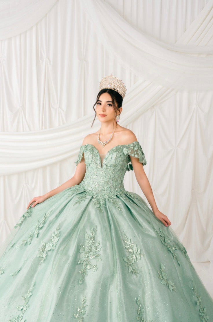 This dress is perfect for your unforgettable moment. A dress off the shoulder with a touch of ruffle on the top. 8045J BY CINDERELLA COUTURE.