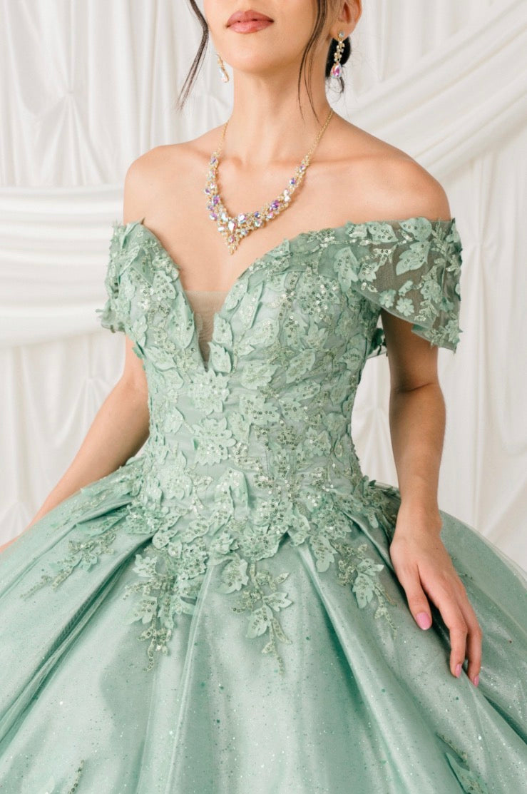 This dress is perfect for your unforgettable moment. A dress off the shoulder with a touch of ruffle on the top. 8045J BY CINDERELLA COUTURE.