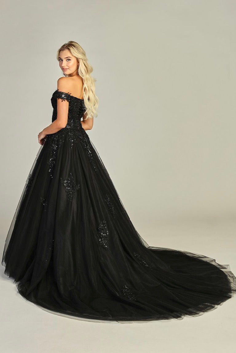 Decorated with beads, sequins and floral embroidery. 7917L BY LET´S CORP
