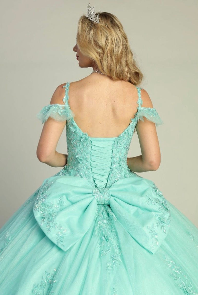 This ball gown features off-the-shoulder straps seamlessly connected to a V-neckline corset bodice. 7955Q LET´S CORP