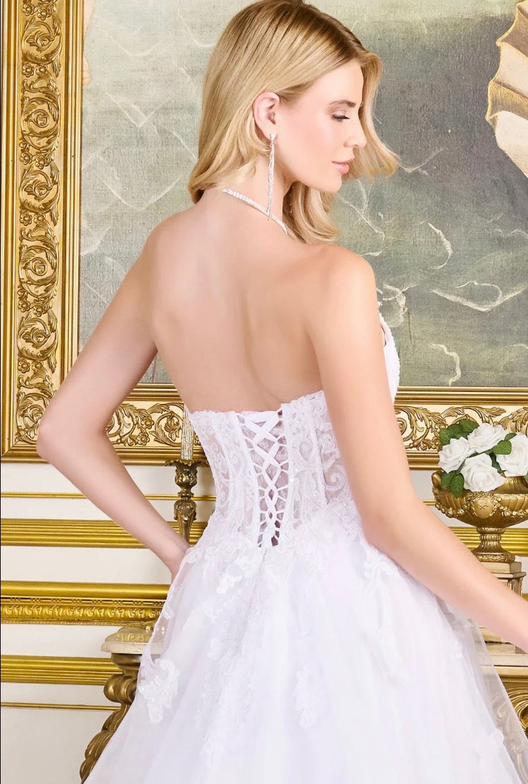 Designed for the modern bride’s fairytale moment. GL3714 GLS BY GLORIA