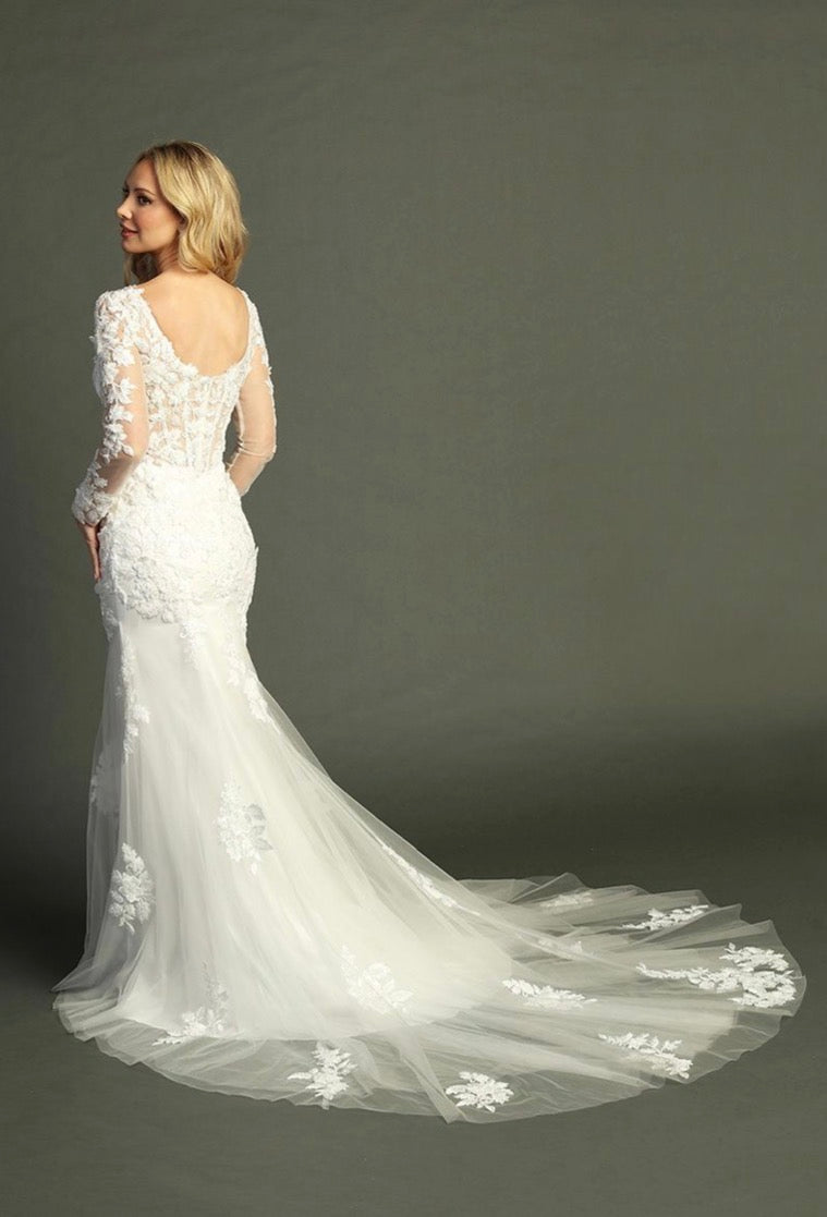 With beads and embroidery decorating this mermaid silhouette dress. 8000L BY LET´S CORP