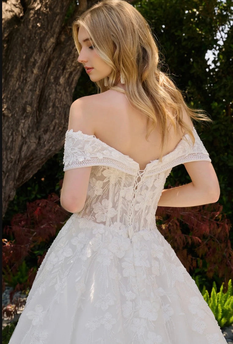 This romantic ballgown features a sweetheart neckline accented by two layered fold-over off-the-shoulder straps. GL3845 GLS BY GLORIA