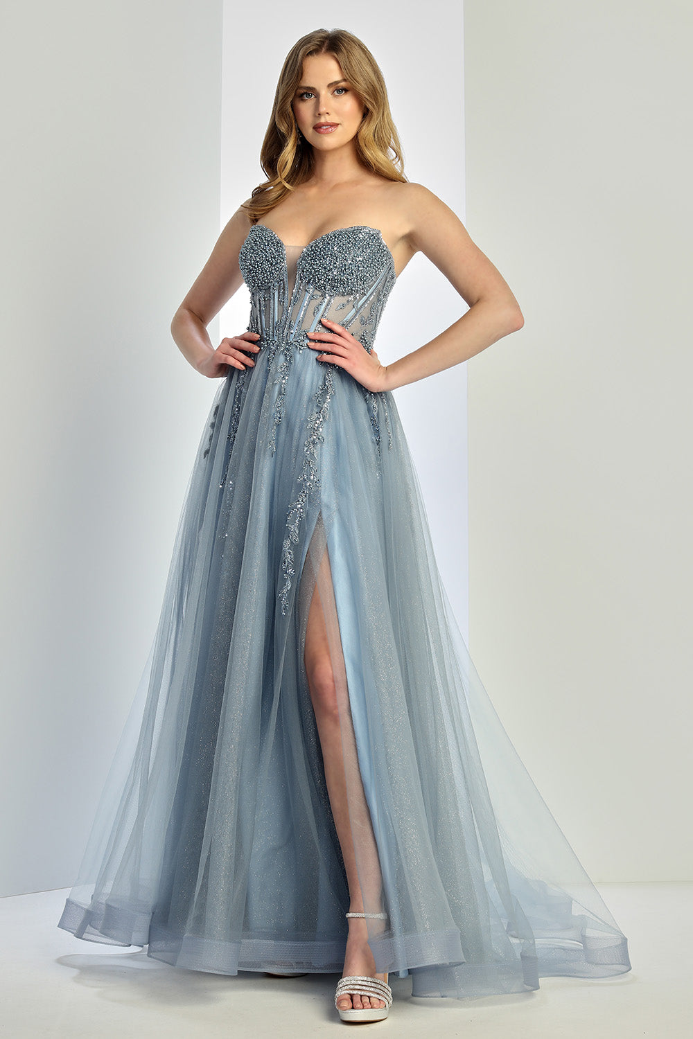 Beautiful dress with jewelry finishes, ready to wear at your parties. 3262 BY ADORA DESIGN