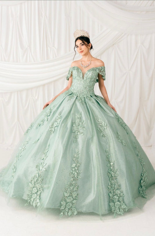 This dress is perfect for your unforgettable moment. A dress off the shoulder with a touch of ruffle on the top. 8045J BY CINDERELLA COUTURE.