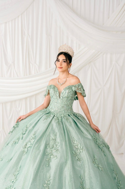 This dress is perfect for your unforgettable moment. A dress off the shoulder with a touch of ruffle on the top. 8045J BY CINDERELLA COUTURE.
