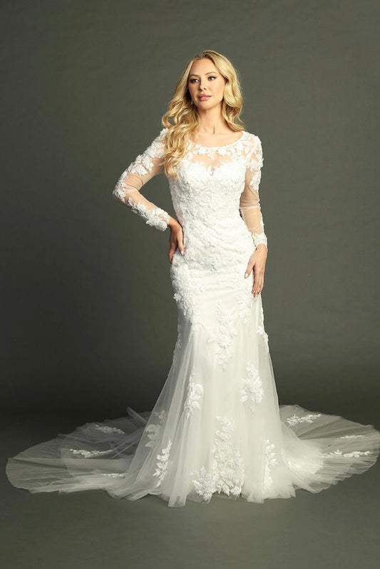 With beads and embroidery decorating this mermaid silhouette dress. 8000L BY LET´S CORP