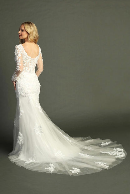 With beads and embroidery decorating this mermaid silhouette dress. 8000L BY LET´S CORP