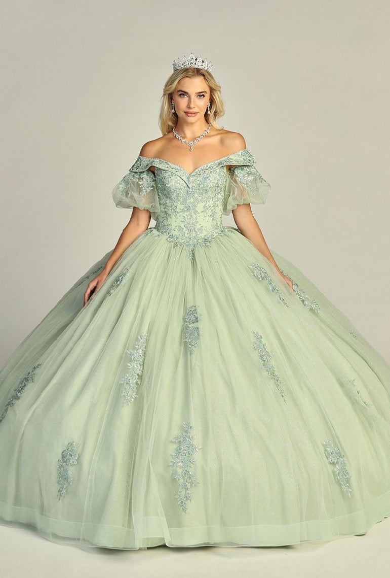 This ball gown features detachable sleeves adorned with jewels. 7978Q LET´S CORP