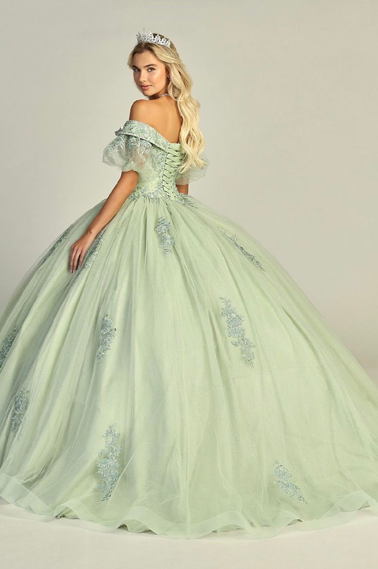 This ball gown features detachable sleeves adorned with jewels. 7978Q LET´S CORP