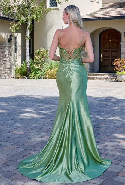 Stand out in this fitted floor-length evening dress. GL3688 BY ELIZABETH K