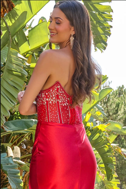 Sleek and sophisticated, this fitted floor-length gown makes a striking statement. GL3679 BY ELIZABETH K