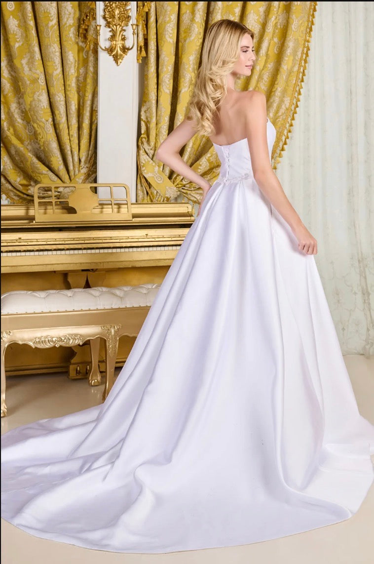 Designed for the bride who loves a clean and sophisticated look, this taffeta wedding gown. GL3718 GLS BY GLORIA