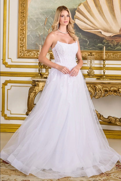 Designed for the modern bride’s fairytale moment. GL3714 GLS BY GLORIA