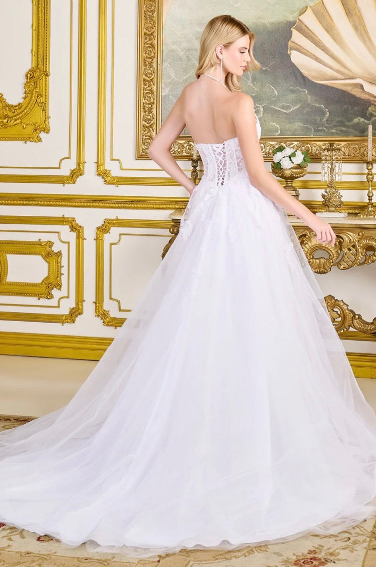 Designed for the modern bride’s fairytale moment. GL3714 GLS BY GLORIA