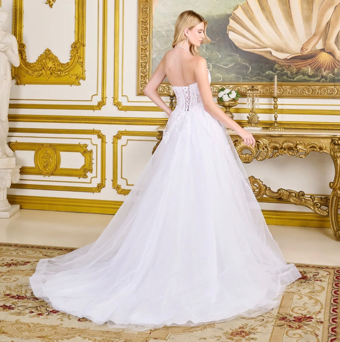 Designed for the modern bride’s fairytale moment. GL3714 GLS BY GLORIA
