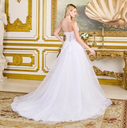 Designed for the modern bride’s fairytale moment. GL3714 GLS BY GLORIA