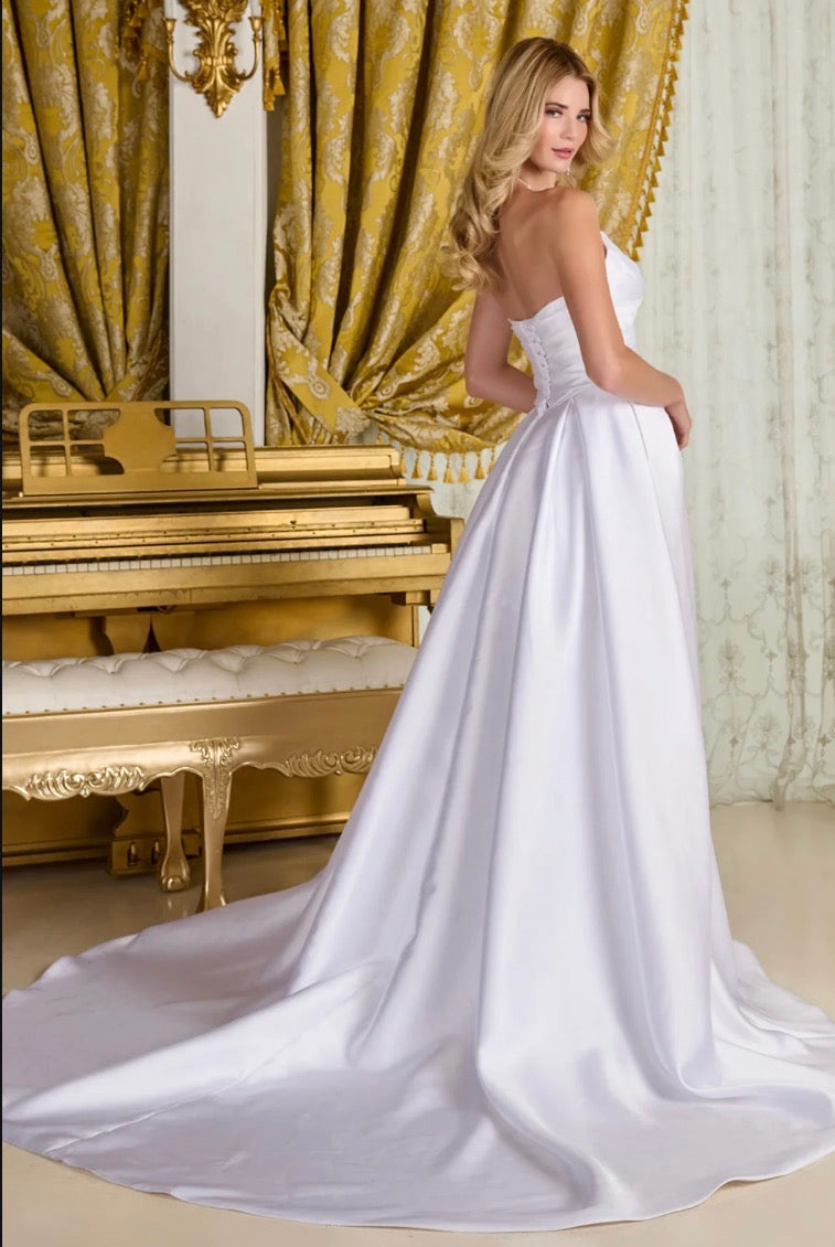 Minimalistic with elegance, this wedding gown. GL3715 GLS BY GLORIA