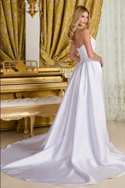 Minimalistic with elegance, this wedding gown. GL3715 GLS BY GLORIA