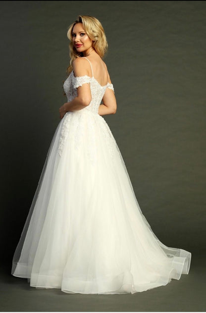 Decorated with beads, sequins and floral embroidery. 8030L BY LET´S CORP