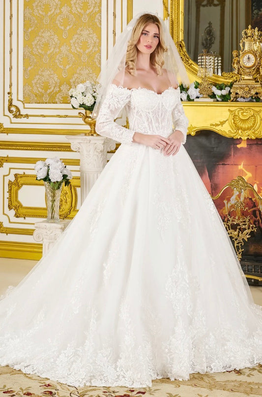 Capture timeless romance in this exquisite wedding ball. GL3824 GLS BY GLORIA