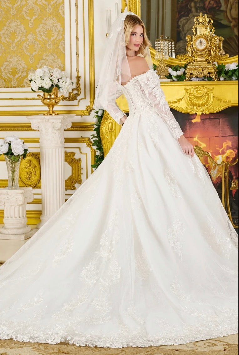 Capture timeless romance in this exquisite wedding ball. GL3824 GLS BY GLORIA
