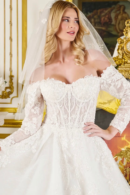 Capture timeless romance in this exquisite wedding ball. GL3824 GLS BY GLORIA