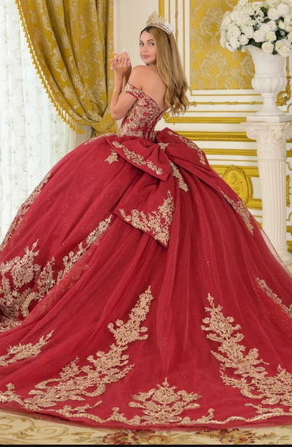 Leave people in awe in this show-stopping ball gown, perfect for an unforgettable quinceañera celebration. GL3673 by Elizabeth K