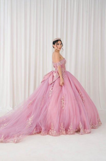This breathtaking quinceañera gown is a true princess fantasy. 8405JQ BY CINDERELLA COUTURE