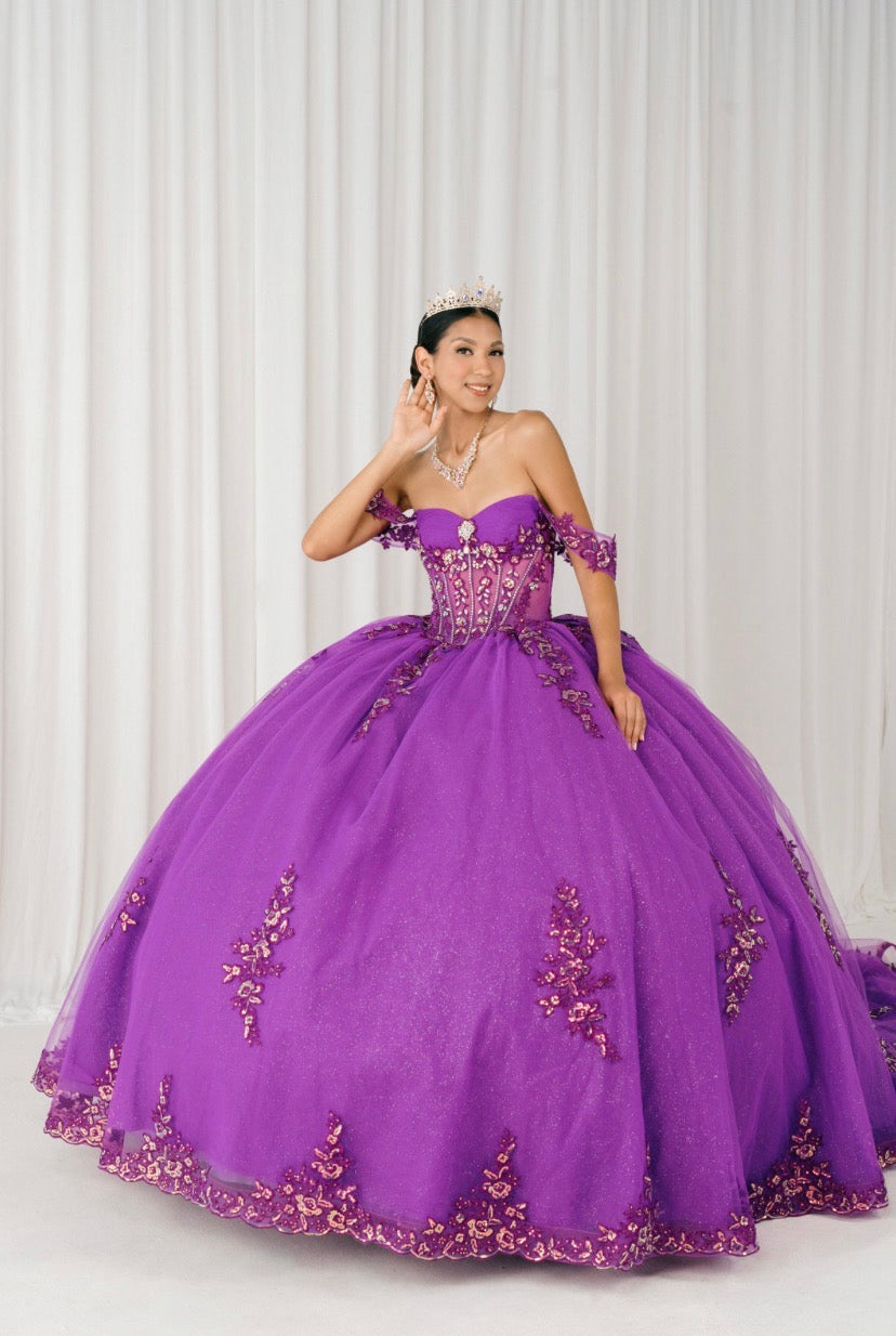 This breathtaking quinceañera gown is a true princess fantasy. 8405JQ BY CINDERELLA COUTURE