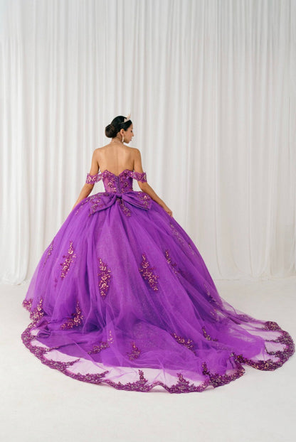 This breathtaking quinceañera gown is a true princess fantasy. 8405JQ BY CINDERELLA COUTURE