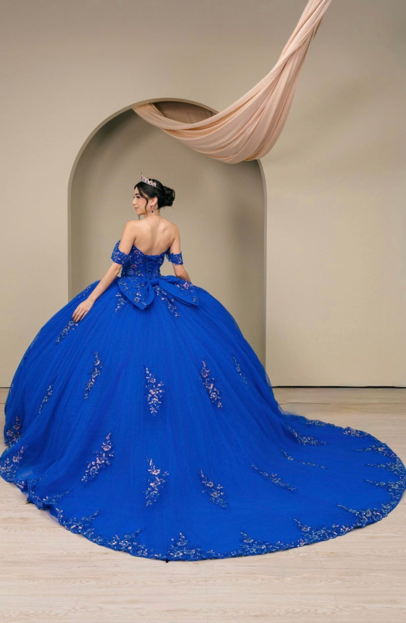 This breathtaking quinceañera gown is a true princess fantasy. 8405JQ BY CINDERELLA COUTURE