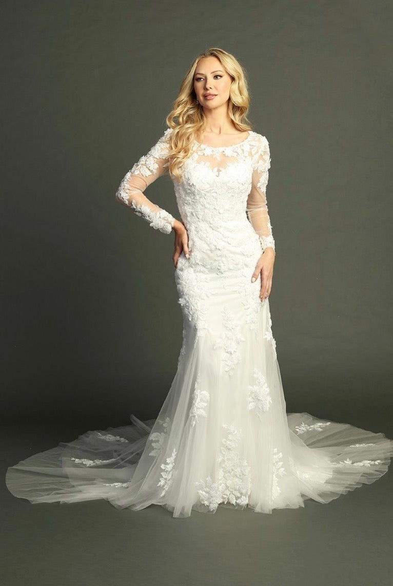 With beads and embroidery decorating this mermaid silhouette dress. 8000L BY LET´S CORP