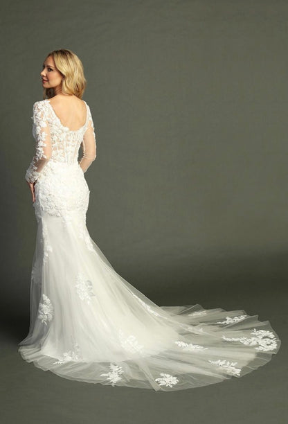 With beads and embroidery decorating this mermaid silhouette dress. 8000L BY LET´S CORP