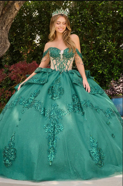 This quinceañera gown features a classic ballgown silhouette with a sweetheart neckline corset bodice. GL3846 BY ELIZABETH K