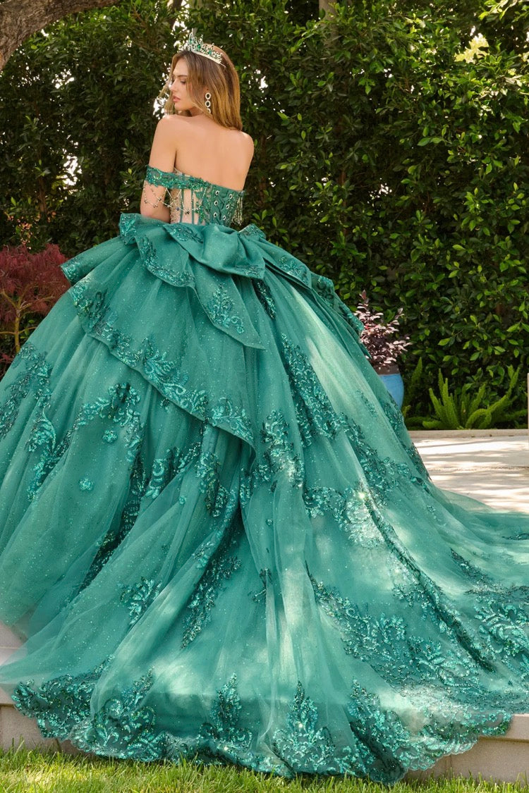 This quinceañera gown features a classic ballgown silhouette with a sweetheart neckline corset bodice. GL3846 BY ELIZABETH K