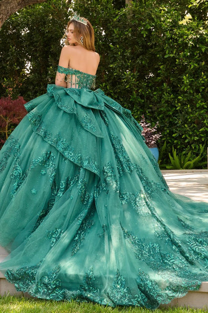 This quinceañera gown features a classic ballgown silhouette with a sweetheart neckline corset bodice. GL3846 BY ELIZABETH K