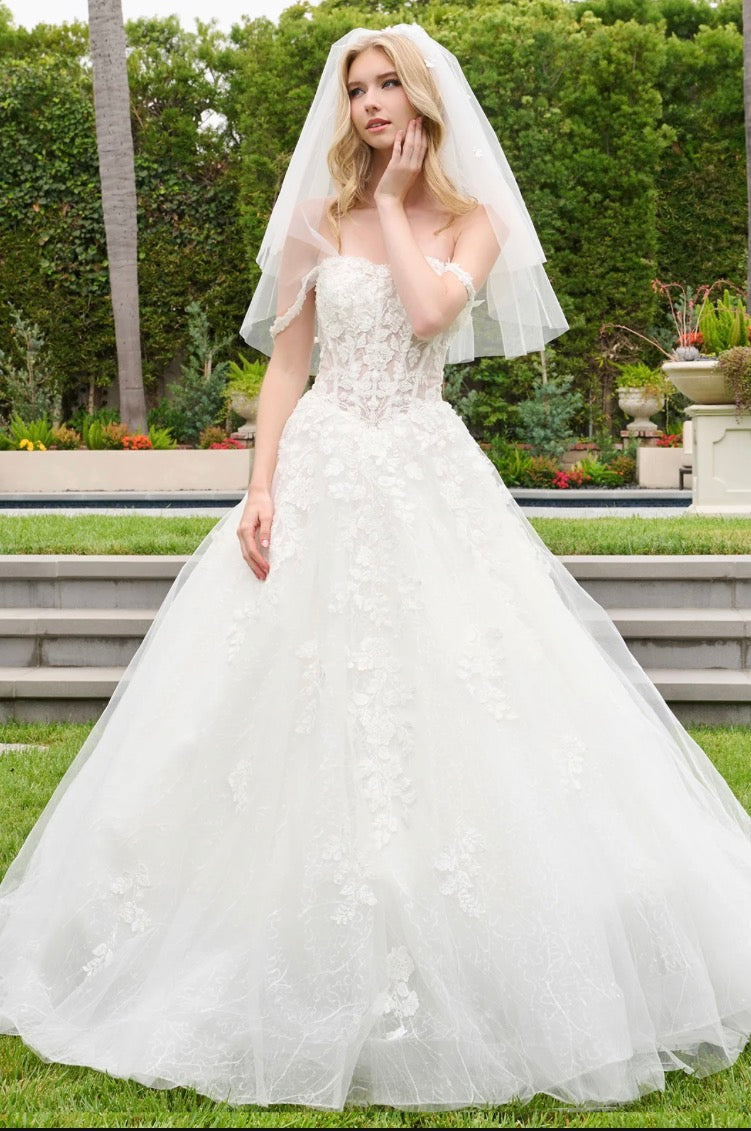 This wedding dress features straps that flow into a flattering sweetheart neckline.  GL3839 GLS BY GLORIA