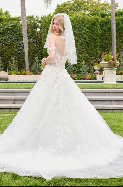 This wedding dress features straps that flow into a flattering sweetheart neckline.  GL3839 GLS BY GLORIA